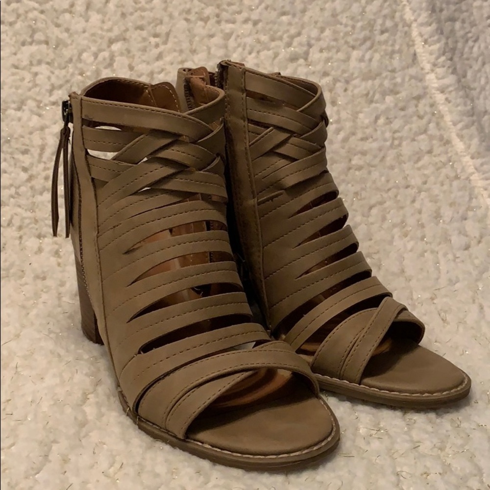 Universal threads chunky heel